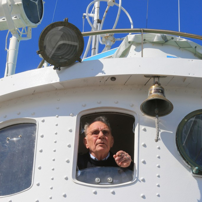 Skipstjórinn Ellert Guðjónsson siglir úr höfn.