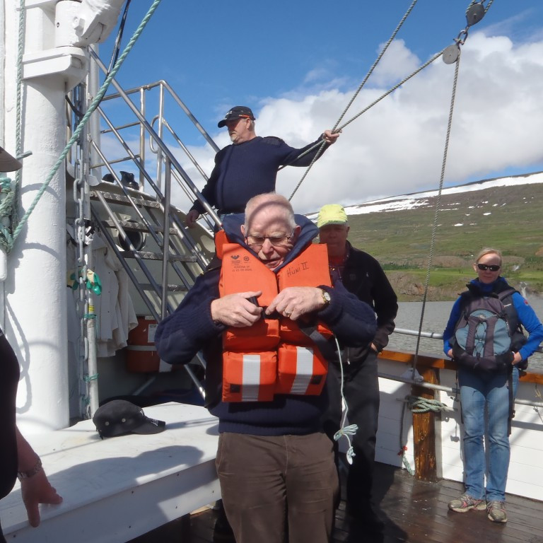 Ingi Pétursson að sýna hvernig á að fara í björgunarvesti