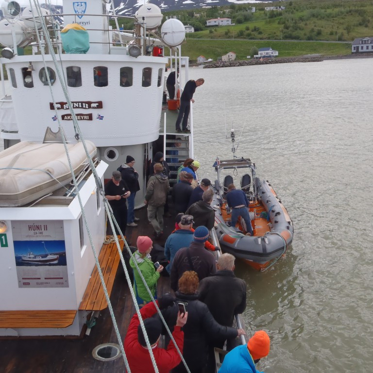 Þeir síðustu að koma um borð