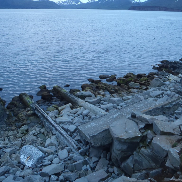 Þarna voru steinkerin búin til, síðan fleytt út og búin til bryggja.