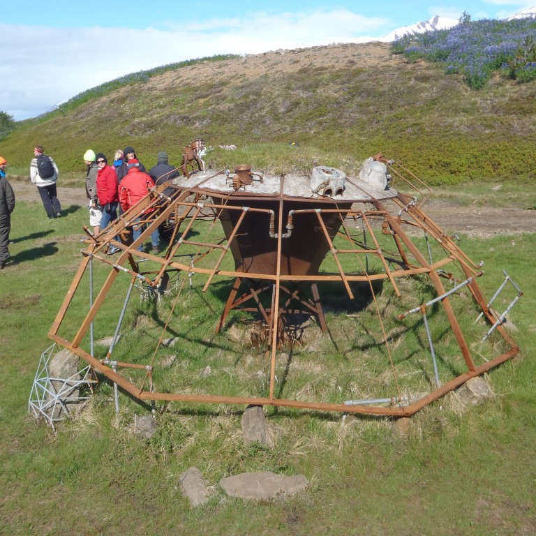 Yggdrasill. Myndlíking við tré lífsins úr ásatrú.