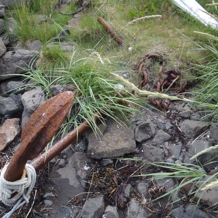Gamalt akkeri og keðja, vitna um útgerð frá þessum stað,