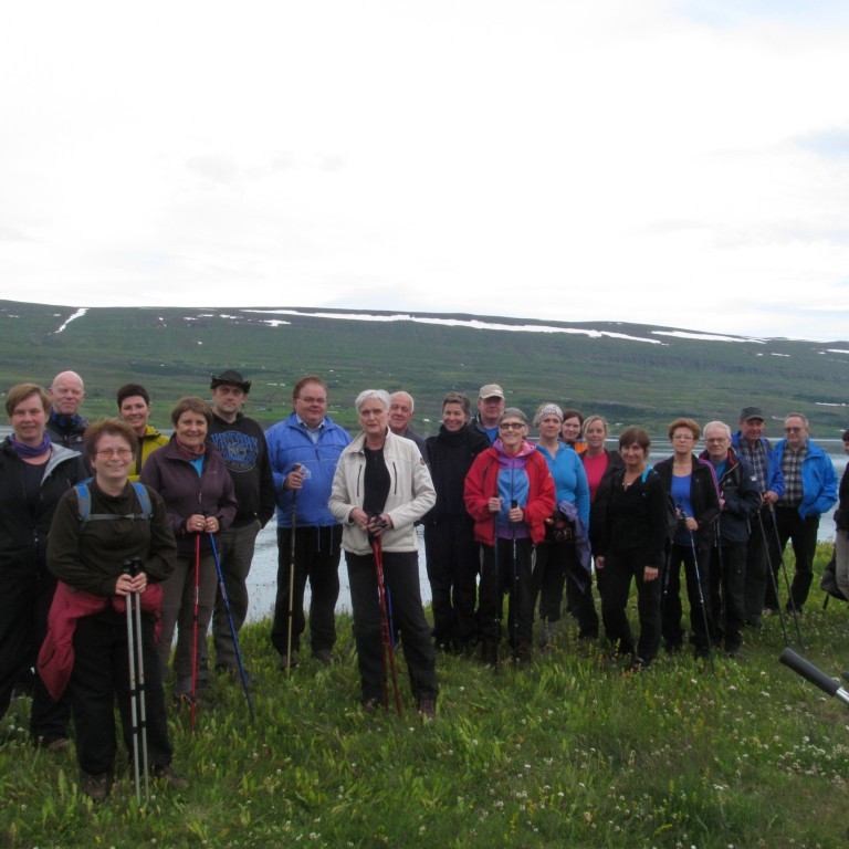 Lagt var af stað í gönguna norðan við Krossanes.Enginn í hópnum hafði farið fjöruna út að Lóninu.
