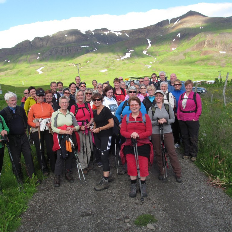 Myndarlegur hópur á leiðinni upp að Hraunsvatni.