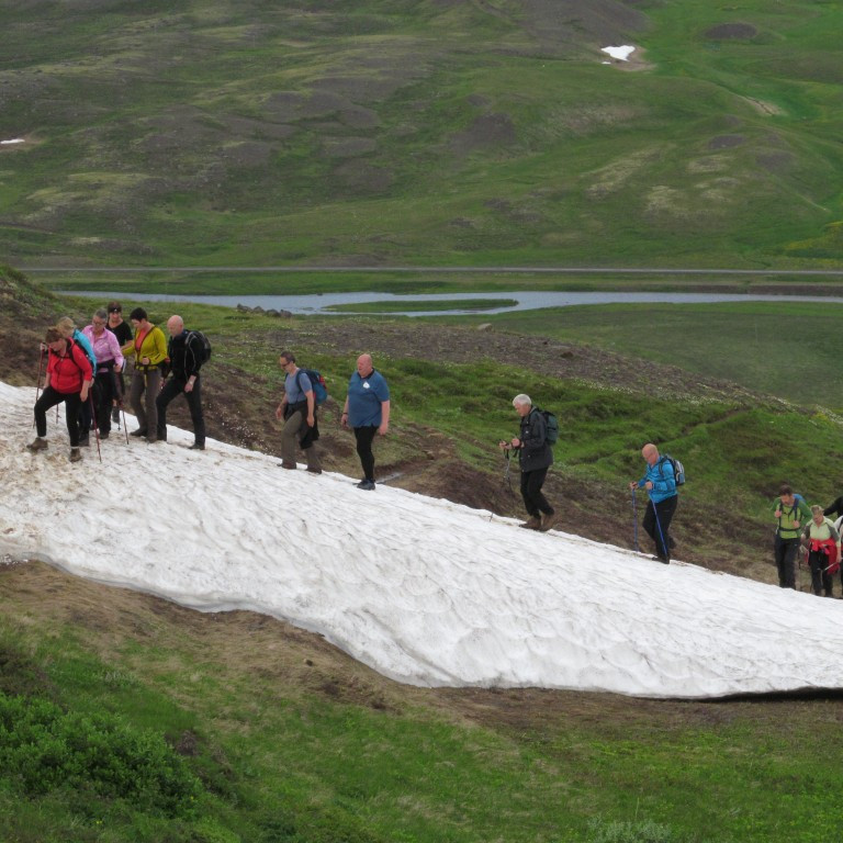 Enn er snjór á gönguleiðinni.