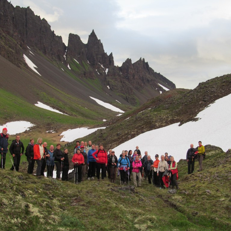 Hraundrangi og Drangabollar í baksýn.