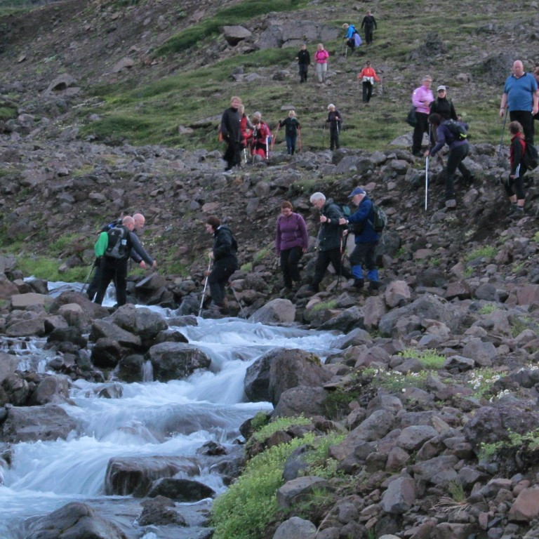 Stiklað yfir Hraunsá.