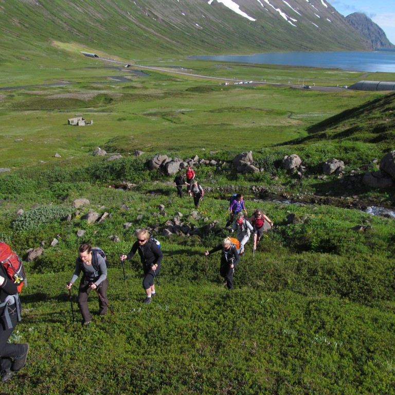 Gengið upp í Möðruvallaskál. Héðinsfjarðarvatn í baksýn.