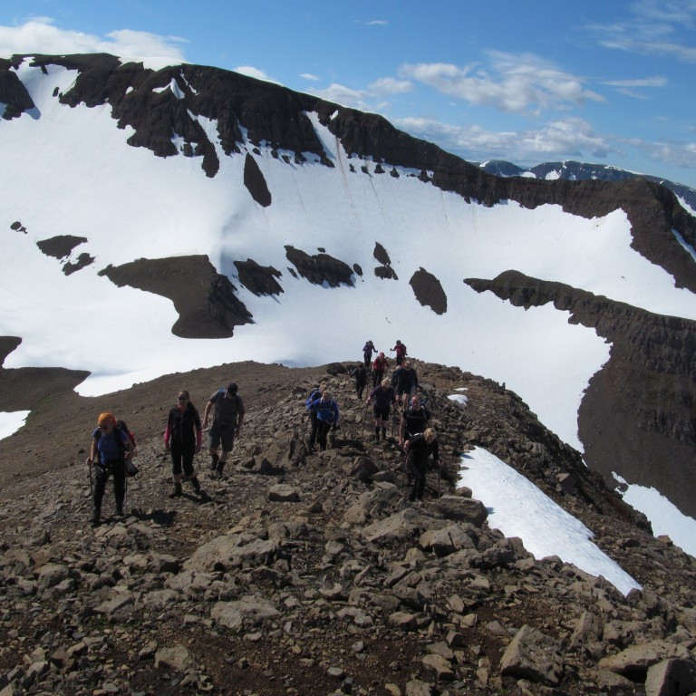 Gengið á hnjúkinn. Skeggjabrekkuhyrna í baksýn.