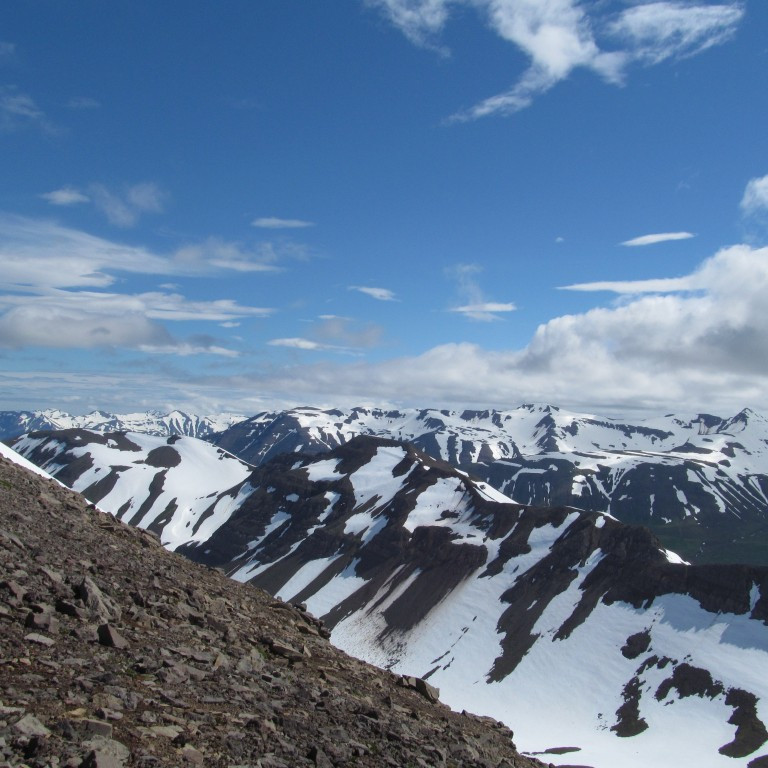 Ósbrekkufjall nær. Múlakolla Kistufjall og Kerahnjúkur austan Ólafsfjarðar. Lengst til vinstri Látrastrandarfjöll.