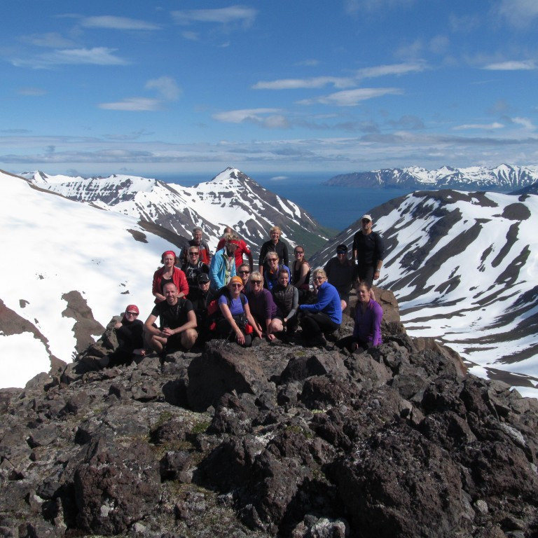 Arnfinnsfjall, Gjögurfjall og Ósbrekkufjall í baksýn.