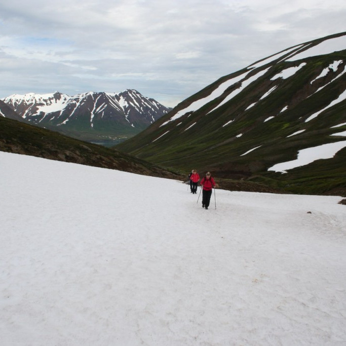 Gengið í snjónum á leið upp