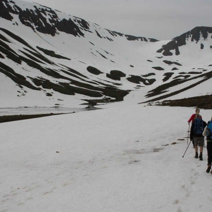 Gengið inn fyrir vatnið, sér í Drangaskarð vinstra megin
