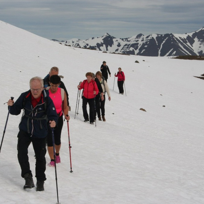 Gengið inn með vatninu