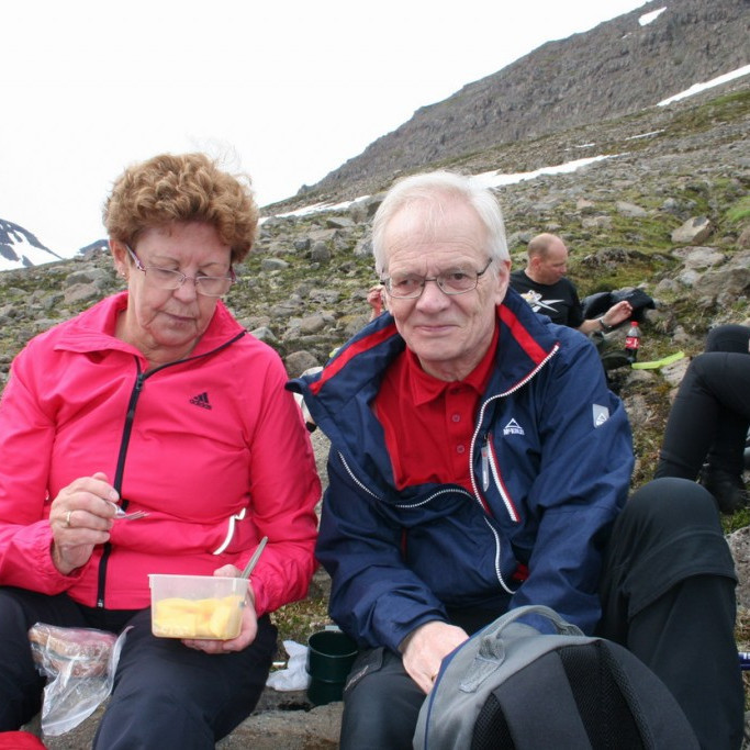 Bára og Hallgrímur gæða sér á nestinu