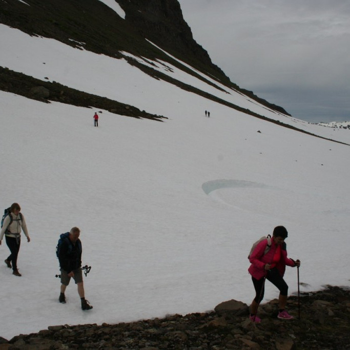 Gengið á snjó yfir Burstabrekkuána