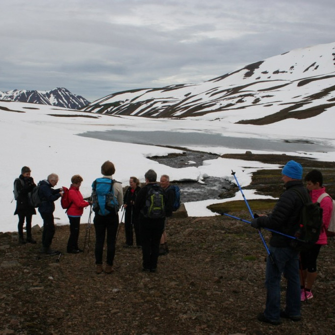 Horft út yfir Burstabrekkuvatnið