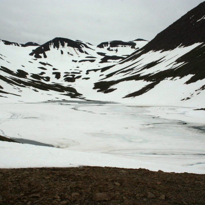 Séð inn yfir vatnið
