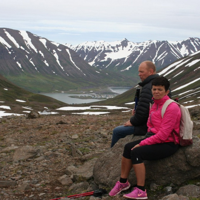 Ómar og Kristrún hvílast á steini
