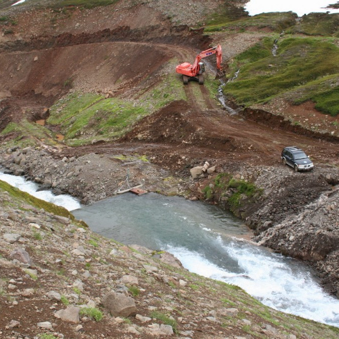 Unnið við stíflu Burstabrekkuvirkjunnar