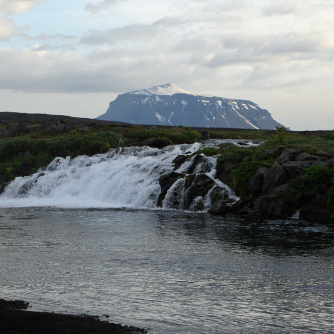 Á leið í Dreka: Gáski í Grafarlandaá, Herðubreið í baksýn.