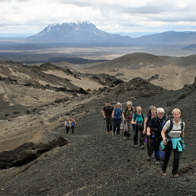 Á hrygg austan í Dyngjufjöllum. Herðubreið í baksýn.