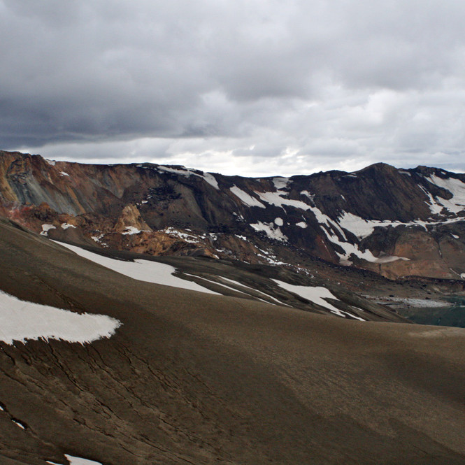 Horft suður austurbarm Öskju að stóru skriðunni í Suðurbotnum.