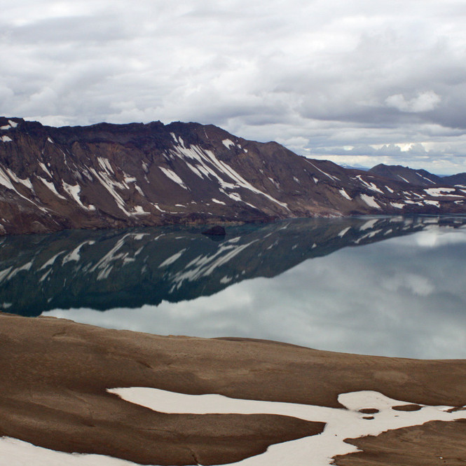 Á austurbarmi Öskju: Öskjuvatn og Þorvaldsfjall.