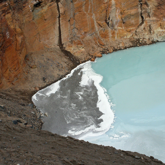 Ný fjara í Víti, eftir flóðbylgjuna úr Öskjuvatni.