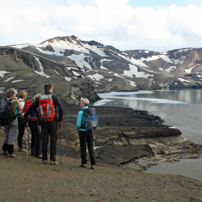 Horft suður með Öskjuvatni að austan. Nýja fjaran til hægri.