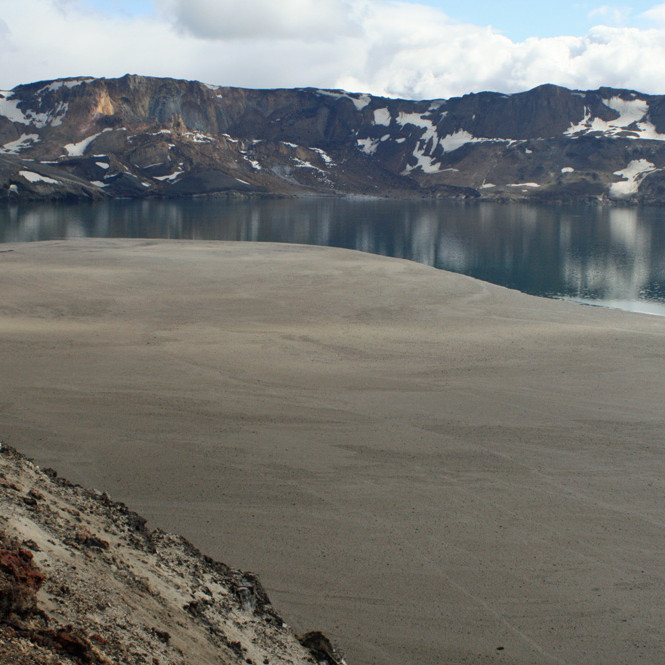 Nýja vikurfjaran í Öskjuvatni fram undan Bátshrauni og Víti.