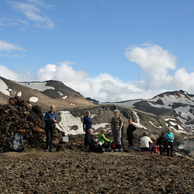 Gönguhópur FFA við Knebelsvörðuna í Öskju.
