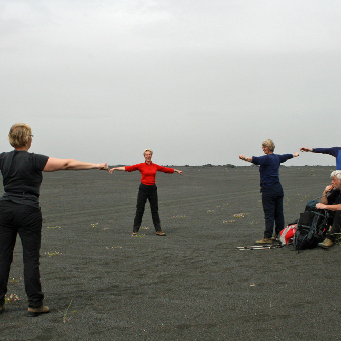 Teygjuæfingar í hádegishléi á leið norður í Botna.