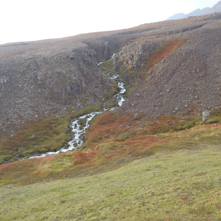 Aðaláin tekur smá beygju til suðurs.