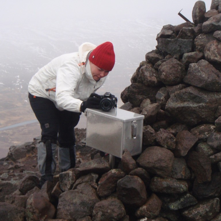 Kristrún Linda stillir myndavélinni upp fyrir hópmynd