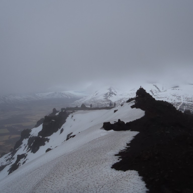 Komið að vörðunni á frambrún hnjúksins