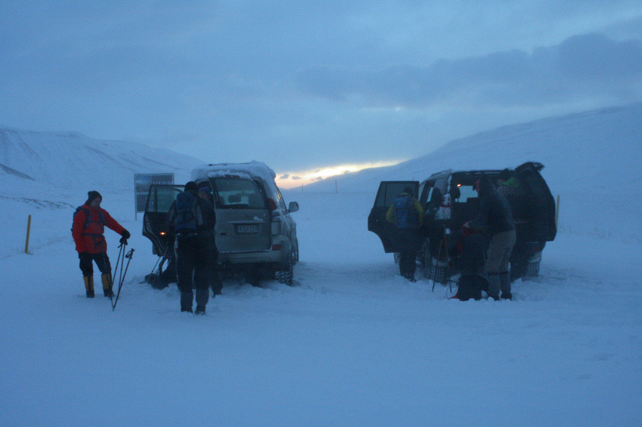 Lagt upp frá bílunum á Víkurskarði.