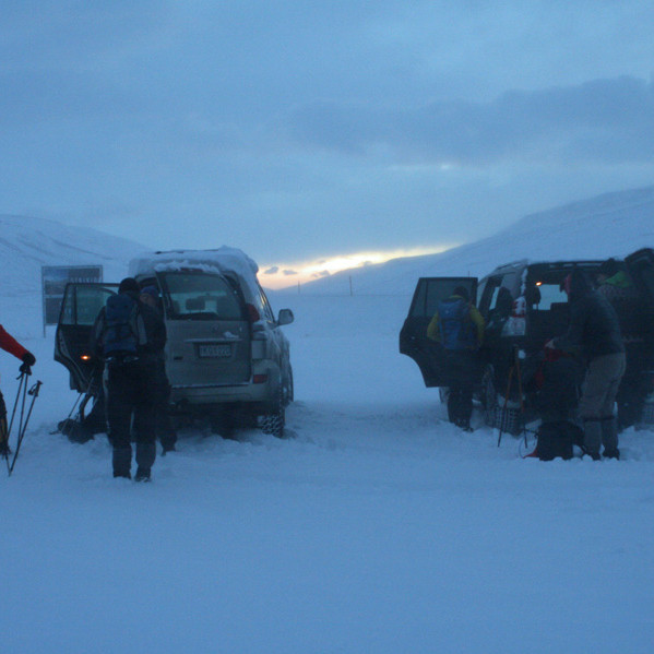 Lagt upp frá bílunum á Víkurskarði.
