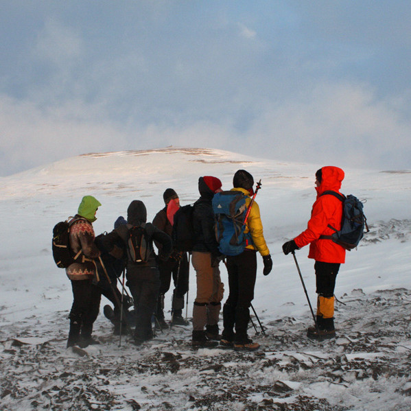 Komin upp úr Víkurskarði. Hábunga Draflastaðafjalls í baksýn.