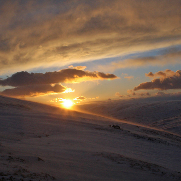 Miðsvetrarsólin að koma upp í suðaustri.