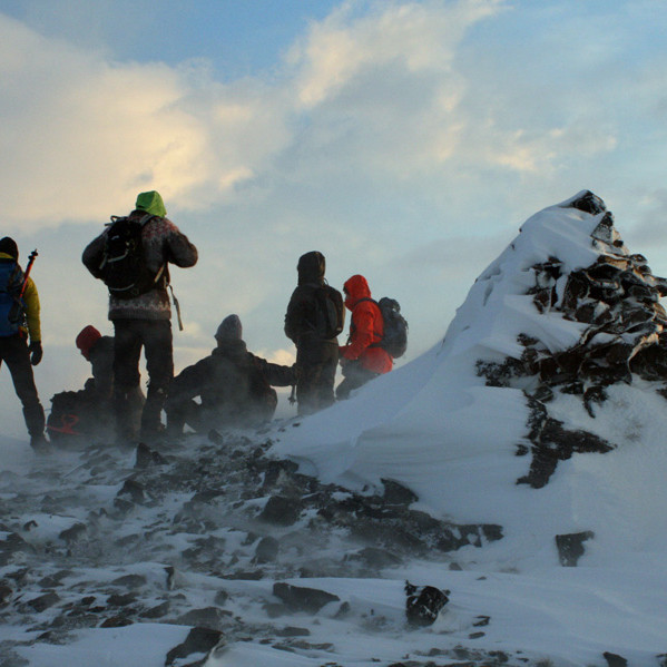 Í hávaðarenningi við vörðuna efst á Draflastaðafjalli.