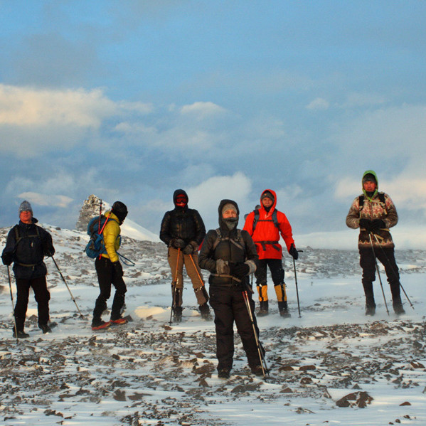 Lagt af stað niður - eftir stutt stopp við vörðuna.
