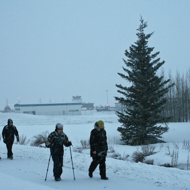 Komin suður hjá flugstöðinni.