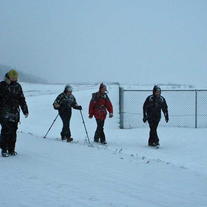 Gengið fyrir suðurenda flugbrautarinnar.