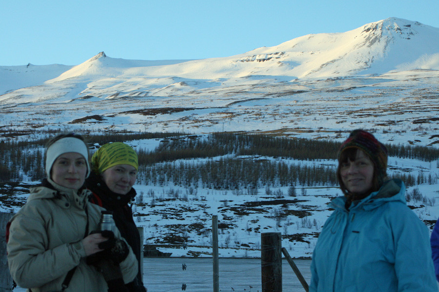 Stutt nestisstopp við hestagerði á austurbakka árinnar.