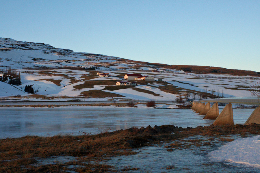 Horft vestur yfir Eyjafjarðará til Ytra-Gils.