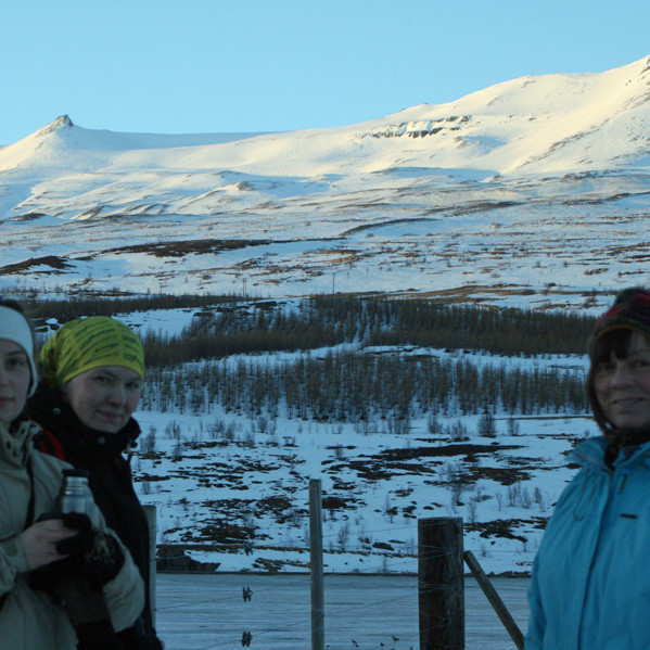 Stutt nestisstopp við hestagerði á austurbakka árinnar.