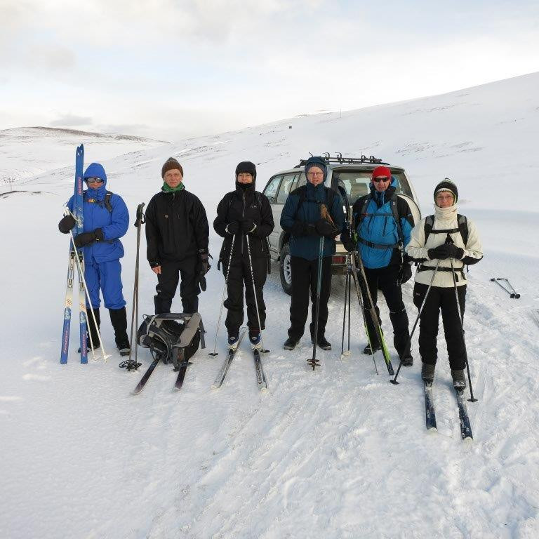 Í lok ferðar við bílana á Víkurskarði