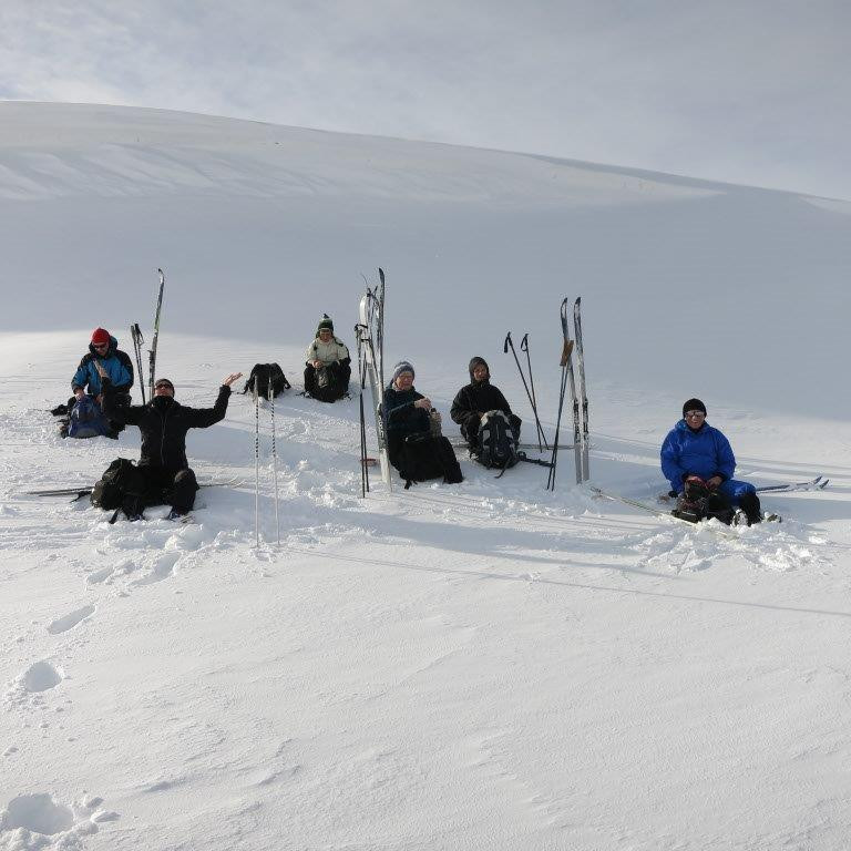 Hádegisnestistími í skjóli undir snjóbrún