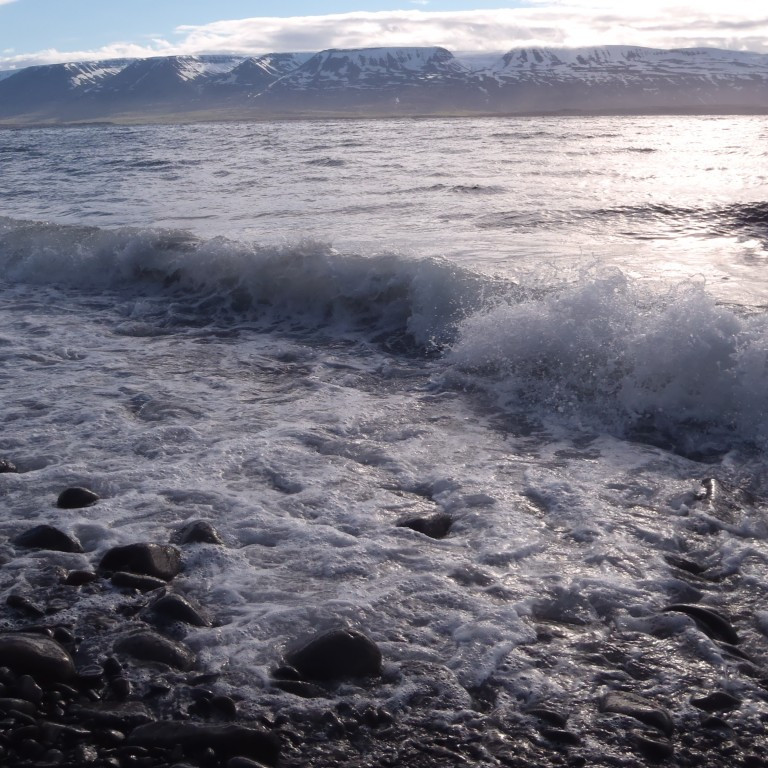 Öldurnar gutluðu við sandinn